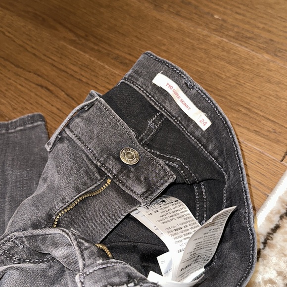 Levi’s - Picture 2 of 2